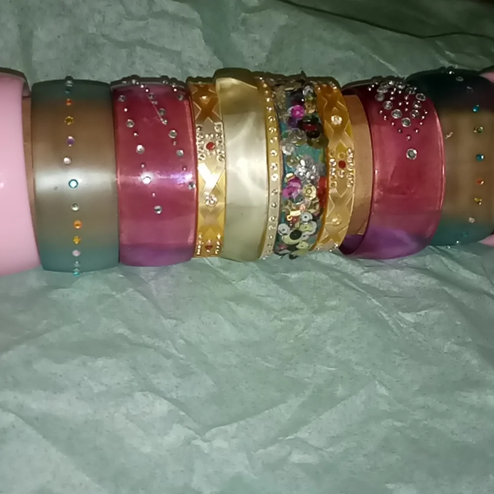 13 VINTAGE CHUNKY BEDAZZLED 80'S BANGLES - Picture 3 of 9